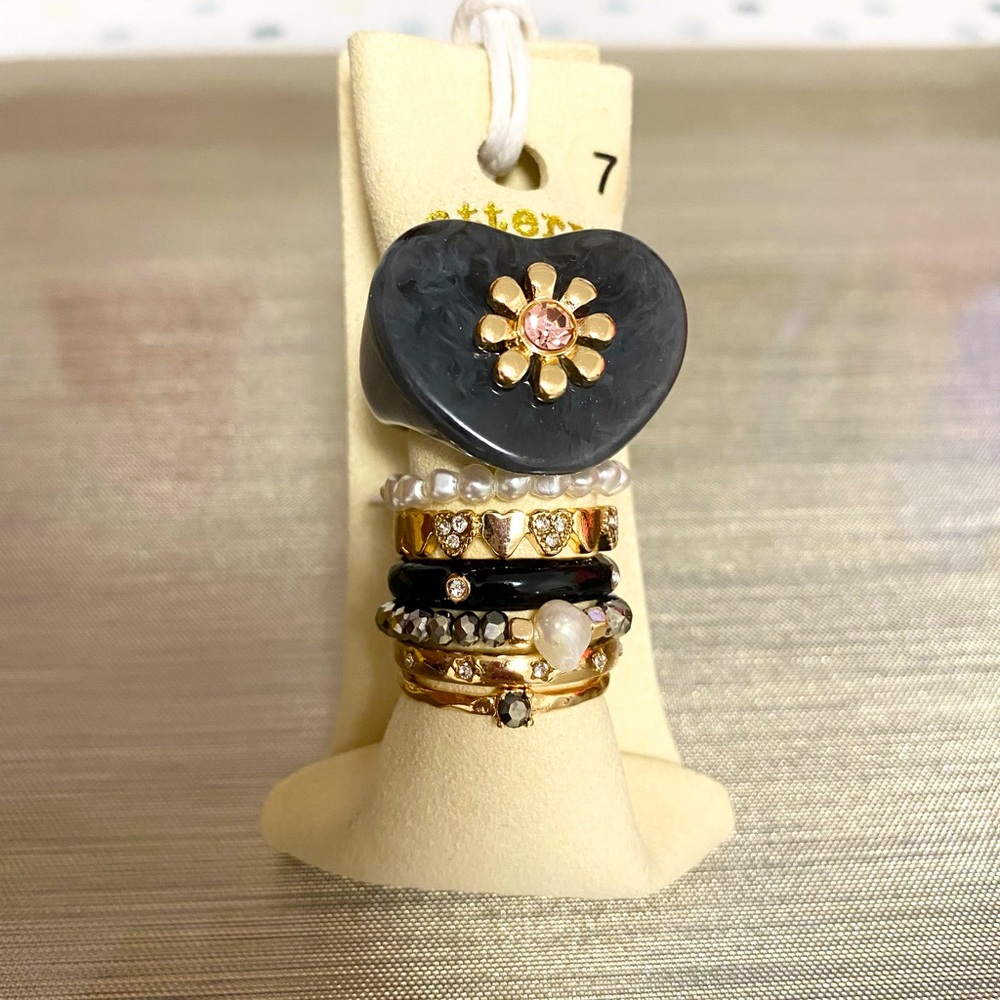 Set of 7 BRAND NEW gold toned rings size 7 ❤️❤️❤️